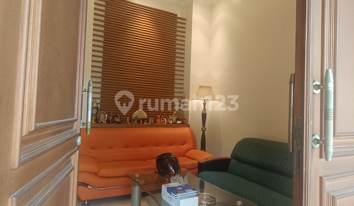 Rumah Terawat Klasik 2 Lantai Full Jati di Araya Galaxy Bumi Permai 1 Surabaya Dekat Merr 2