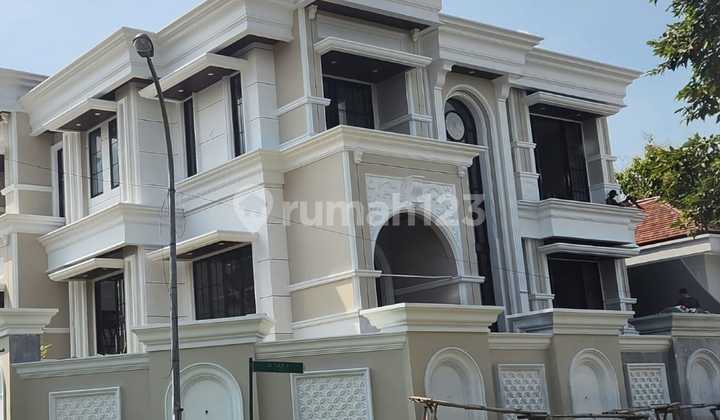 tampak depan dijual rumah 2 lantai di