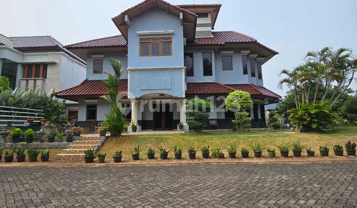 House with Swimming Pool in Kemang Pratama Bekasi.