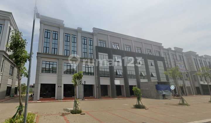 4-Story Shophouse by the Roadside in Sedayu City, Kelapa Gading