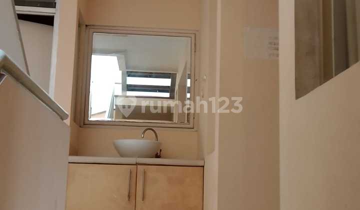 Ready-to-Use Boarding House in a Strategic Location Near Offices, Schools, Shopping Centers, and Toll Roads in Anggrek Loka BSD (Julmad) 2