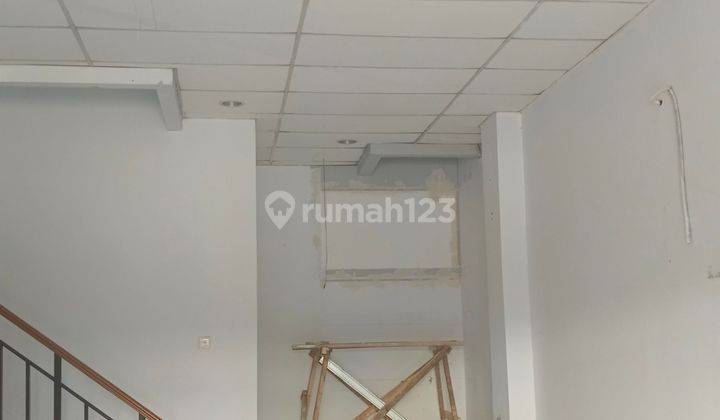 Ruko 3 lantai siap pakai di kompleks ruko dekat jalan raya di Ruko Golden Madrid bsd 2