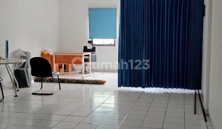 Two-Story Shop House in a Strategic Location, Easily Accessible by Public Transport and Close to the Toll Road, Suitable for Offices or Course Centers at Golden Road Shop House, BSD (Rimad). Two-Story Shop House in a Strategic Location, Easily Accessible by Public Transport and Close to the Toll Road, Suitable for Offices or Course Centers at Golden Road Shop House, BSD (Rimad).