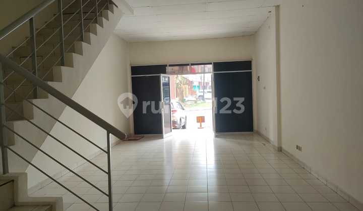Three-Storey Shop House in a Complex Suitable for Offices and Course Centers Near Public Transport and Toll Roads at Golden Boulevard BSD Ruko