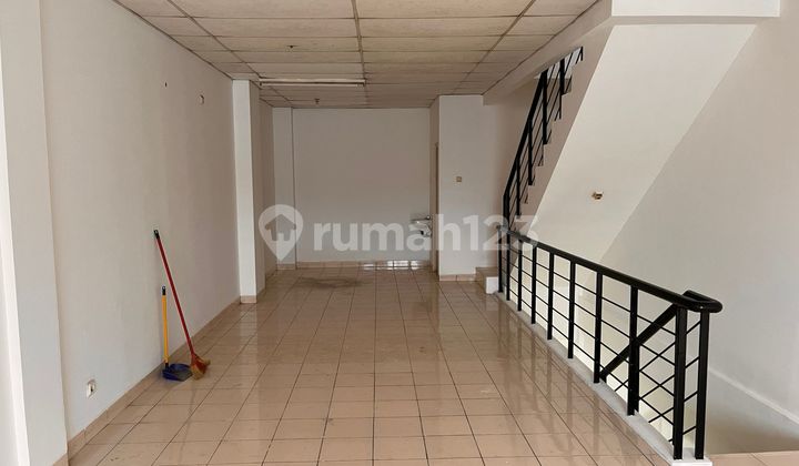 Ready-to-Use 3-Story Shop House Near Main Road in a Strategic Location Close to Schools, Offices, Malls, and Other Facilities at Golden Boulevard BSD Shop House (Julmad) 2