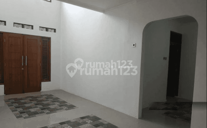 Rumah Bagus Unfurnished SHM di Kelapa Dua, Depok 2