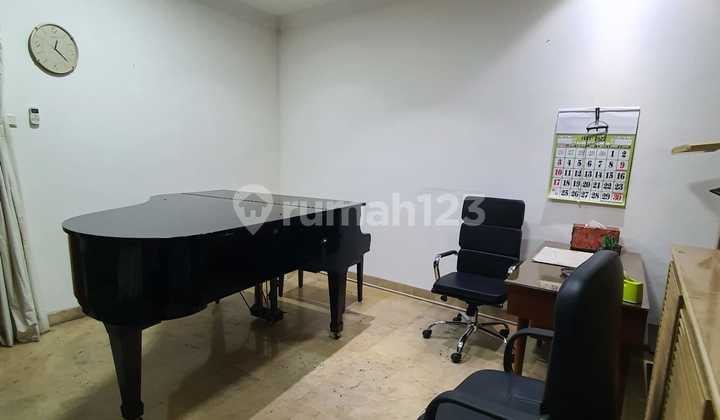 Rumah Bagus Semi Furnished SHM di Kebayoran Baru Slv 1