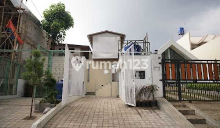 Nice and Comfortable Villa Strategic Location Suitable for Investment