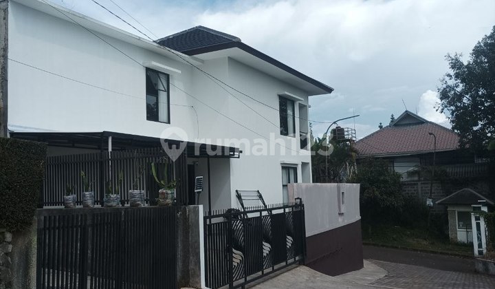 Ready-to-Live Luxury House Hook Strategic Location in Setiabudi 2