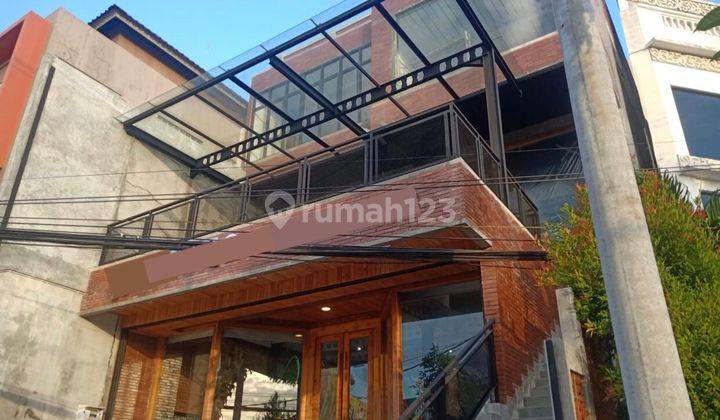 A 4-storey shophouse for sale on the main street of Devi Sri Kuta 1