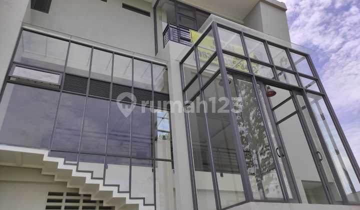 Rumah Modern Minimalis Nice View di Kota Baru Parahyangan Bandung