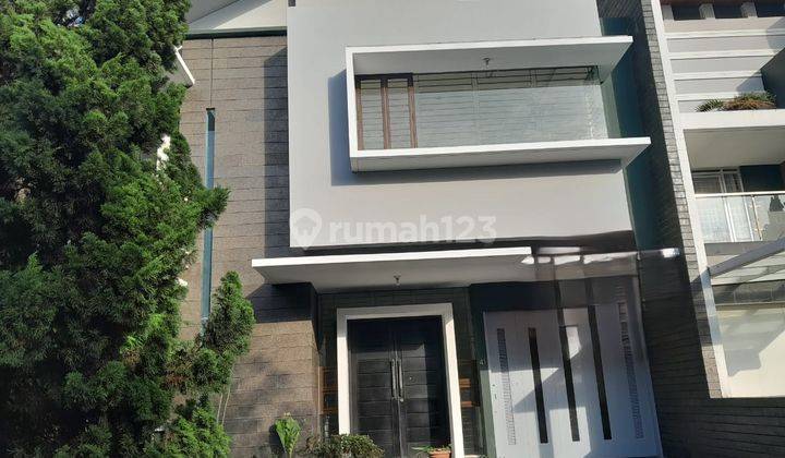 Rumah Modern 3 Lantai di Cluster Elite Singgasana Pradana Bandung 1