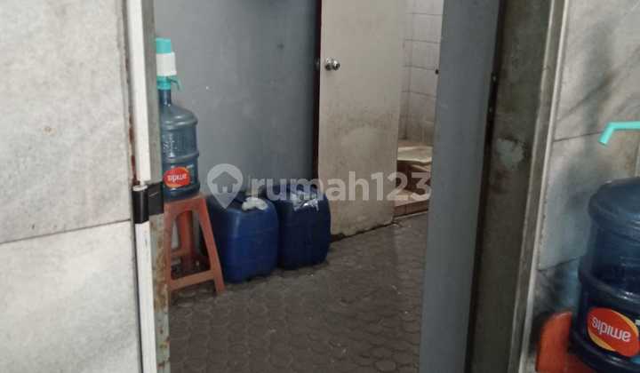 Strategic Clean Shop for Rent on Main Sudirman Street, Bandung