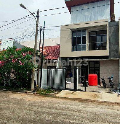 Dijual Rumah 2 Lantai Siap Huni di Bulevar Hijau Harapan Indah Bekasi 2