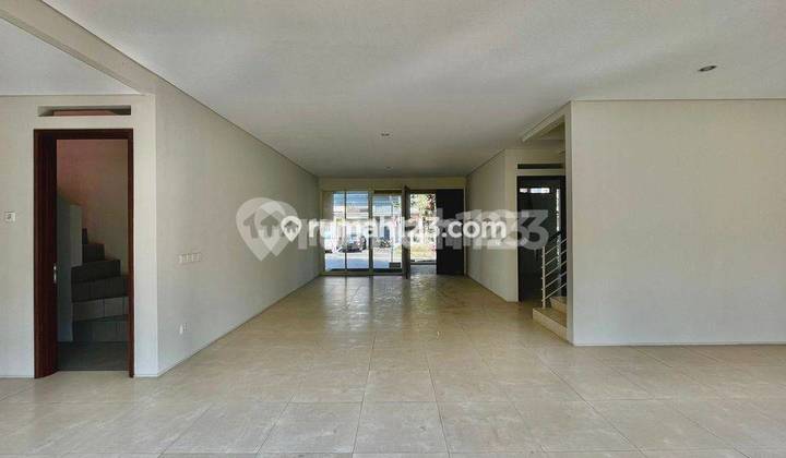 Rumah Luas di Kota Baru Parahyangan Bandung