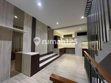 Rumah Hook di Kota Baru Parahyangan Bandung