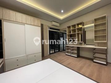 Rumah Hook di Kota Baru Parahyangan Bandung