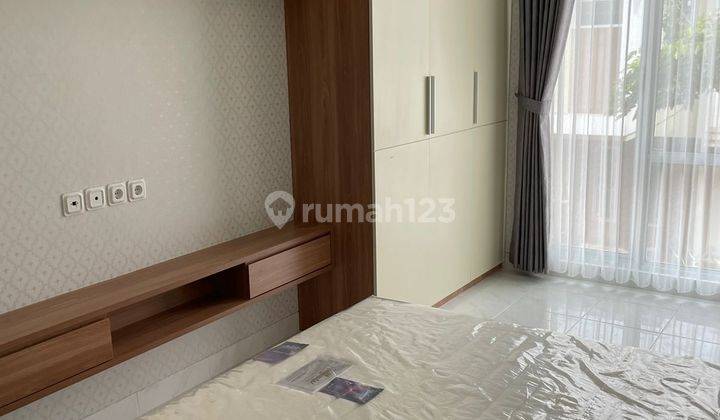 Rumah baru blm pernah huni, full furnished 2 Lantai di Malibu village  8