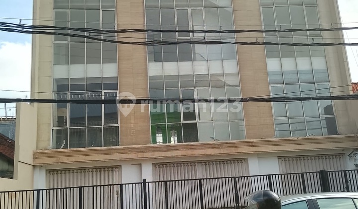 Gedung Perkantoran Pisat Kota Lokasi Ambengan Dekat Gubeng