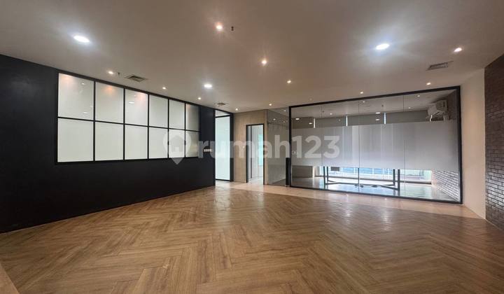 Space Office at Victoria Building - Prime Location, Competitive Price