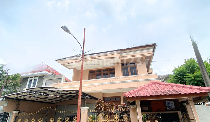 Rumah Luas 2 Lantai Semi Furnished Dalam Komplek di Cinere