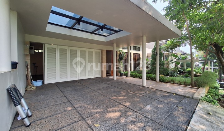 Rumah Siap Huni dengan Private Pool di Komplek Premium Lebak Bulus