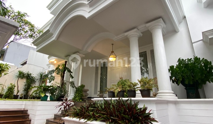 Rumah Klasik Mewah dengan Halaman Luas di Komplek Strategis - Villa Cinere Mas