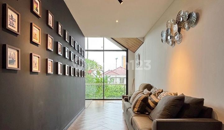 Rumah Modern Tropis dengan Layout Mewah Berfasilitas Lengkap di Cinere 2