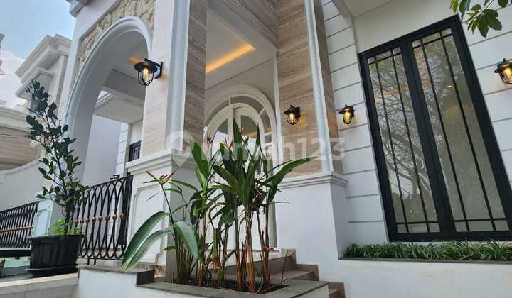 Rumah Eksklusif dan Mewah 3 Lantai dengan Kolam Renang Pribadi di Cilandak Rumah Eksklusif dan Mewah 3 Lantai dengan Kolam Renang Pribadi di Cilandak