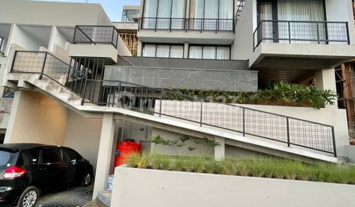 Di jual rumah villa bangunan baru full furnish lokasi Dago atas 