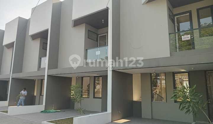 Di Jual Rumah Bangunan Baru Dua Lantai Lokasi Komplek Cuwastra
