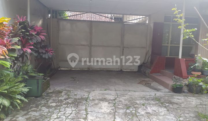 Rare Strategic House on Kemuning Street, Bandung City 2