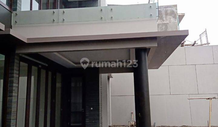 Rumah Sultan Bangunan Baru di Komplek Elite Setraduta 2