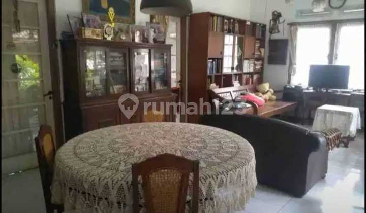 Strategic Old House for Business on Main Street Riau, Bandung 2