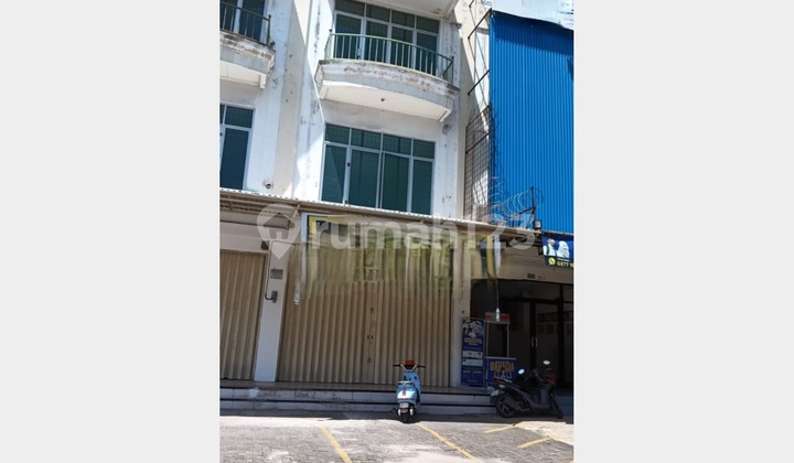 3.5-story shophouse, good condition, 225 m2, on a busy street with many public minivans passing by, located on Srengseng Raya, West Jakarta. 2