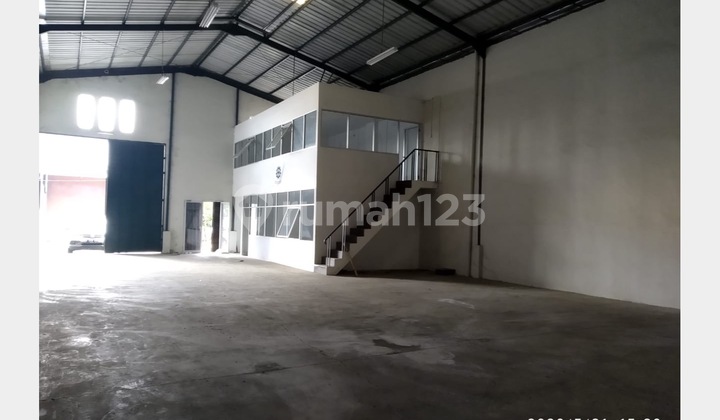 Gudang 1 Lantai dengan Ruang Kantor 2 Lantai, Area Parkir dan Loading Dock, Dekat Gerbang Toll, dan Stasiun KRL di Komplek Pergudangan Bizhub Serpong.
