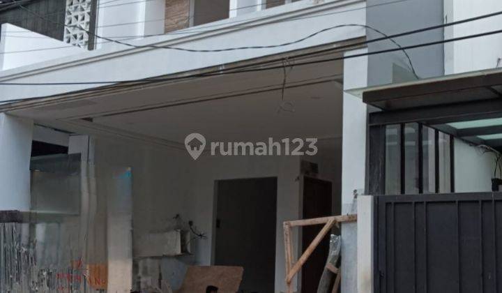 Rumah Baru, 3 Lantai, Unfurnished, Shm, Dekat Toll, Mall, Sekolah, di Pondok Indah, Jakarta Selatan. 1