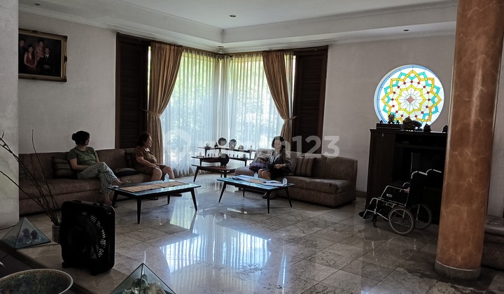 Dijual Rumah Aristokrat, Harga Budget, Lantai Marmer, Kusen Jati Solid, Kaca Patri, SHM, Mudah Diakses, Dekat Mall, -Stasiun KRL, -Toll Gate, di Bintaro Sek 3, Tangerang Selatan.
