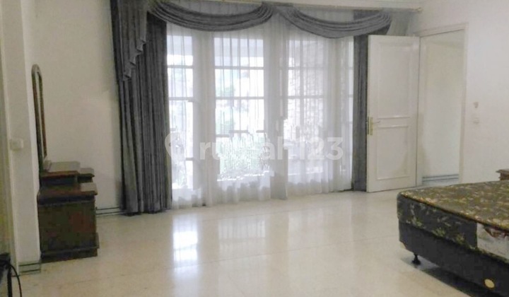 Rumah Sewa, 2 Lantai, Mudah Diakses, di Pusat Business Senayan, Jakarta Selatan. 2