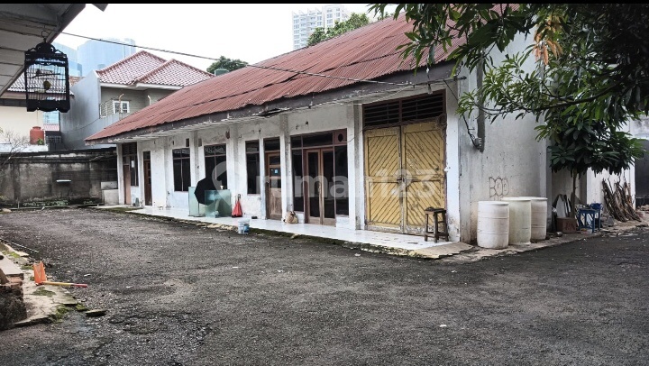 Commercial Space, Old Land and Building, requires renovation, 616m2, HGB, easily accessible, location near PIM, at Pondok Indah - Ciputat Raya, South Jakarta. Commercial Space, Old Land and Building, requires renovation, 616m2, HGB, easily accessible, location near PIM, at Pondok Indah - Ciputat Raya, South Jakarta.