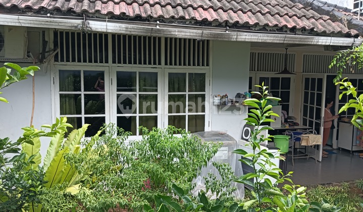 Rumah dan Usaha Kuliner, Kitchen Furnished Peralatan, SHM, Mudah Diakses, Dekat Pasar, -Mall, -Sekolah, di Sektor 3 - Bintaro, Tangerang Selatan.