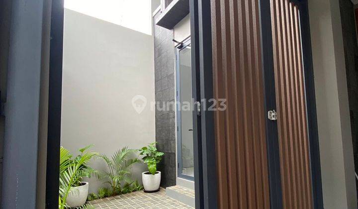 Rumah Baru Jadi, 3 Lantai, Semi Furnished, Shm, Dilingkungan Tenang, Pemukiman Elit, di Alam Permai, Pondok Indah, Jakarta Selatan.  2