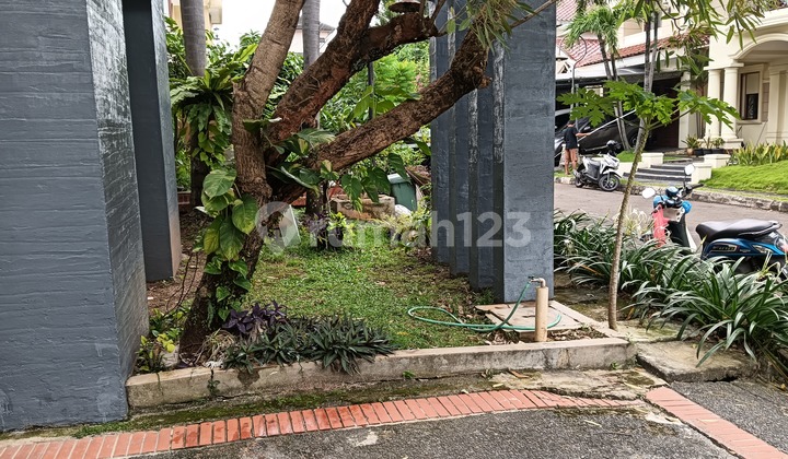 Beautiful House for Rent, unfurnished, Easily Accessible, Near Market, Malls, Schools, in the elite area of River Park Bintaro Sector 8, South Tangerang.