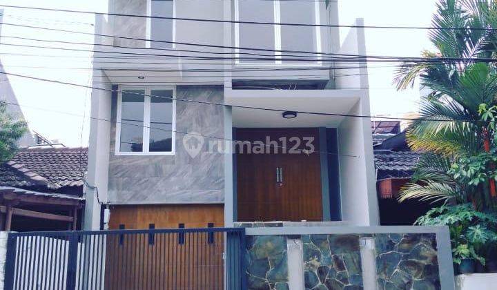 Rumah Nyaman, 3 Lantai, Bagus, di Lokasi Premium, Semi Furnished, Shm, Dekat Mall, Toll Gate, di Pondok Indah, Jakarta Selatan. 1