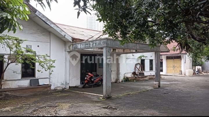 Commercial Space, Old Land and Building, requires renovation, 616m2, HGB, easily accessible, location near PIM, at Pondok Indah - Ciputat Raya, South Jakarta. Commercial Space, Old Land and Building, requires renovation, 616m2, HGB, easily accessible, location near PIM, at Pondok Indah - Ciputat Raya, South Jakarta.