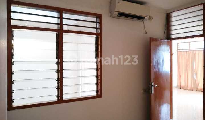 Rumah sewa Kedoya baru depan taman  2