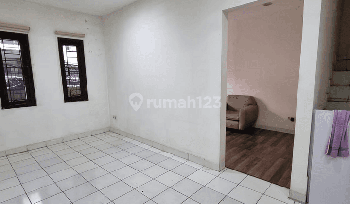 Rumah 2 Lantai Semi Furnished SHM di Taman Palem, Jakarta Barat 2