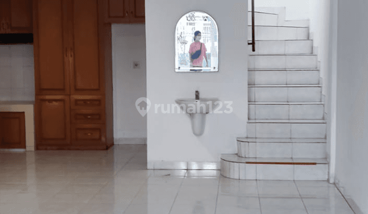 Rumah 2 Lantai Semi Furnished SHM di Cengkareng, Jakarta Barat 2