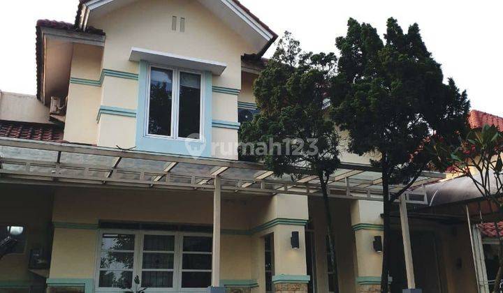 Rumah sewa dua lantai depan taman 1