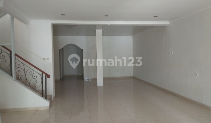 Rumah Dua Lantai Kota Wisata